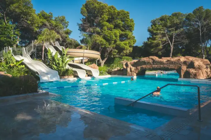 Une piscine extérieure pour l'été