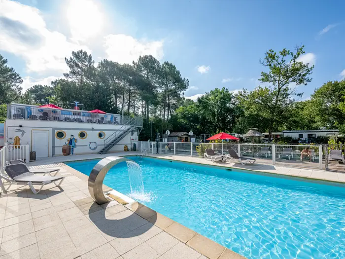 Une piscine chauffée en forme de bateau