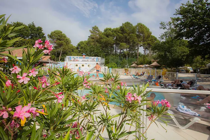 Une piscine chauffée en forme de bateau