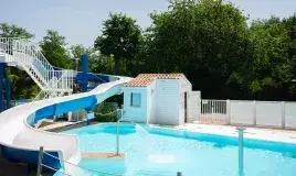 Piscine couverte, toboggans et jeux d'eau