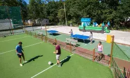 Piscine couverte, toboggans et jeux d'eau