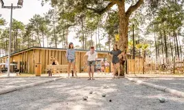 Piscine couverte, toboggans et jeux d'eau