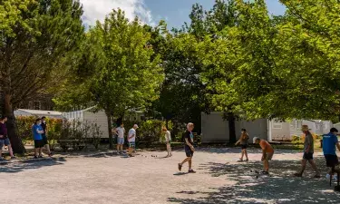 Piscine couverte, toboggans et jeux d'eau