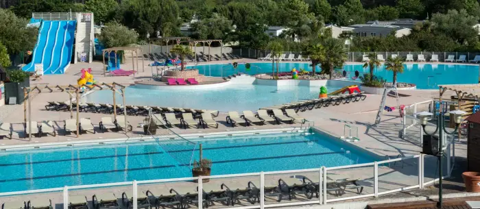 Piscine couverte, toboggans et jeux d'eau