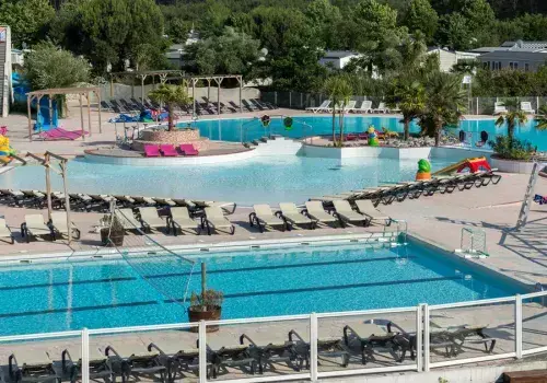 Piscine couverte, toboggans et jeux d'eau