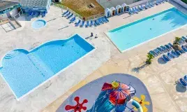 Piscine couverte, toboggans et jeux d'eau