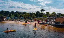 Piscine couverte, toboggans et jeux d'eau