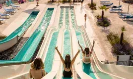 Piscine couverte, toboggans et jeux d'eau