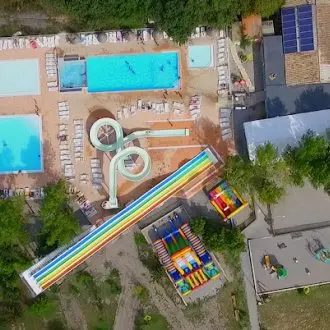 Un parc aquatique chauffé face aux Alpes