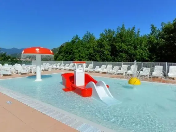 Un parc aquatique chauffé face aux Alpes