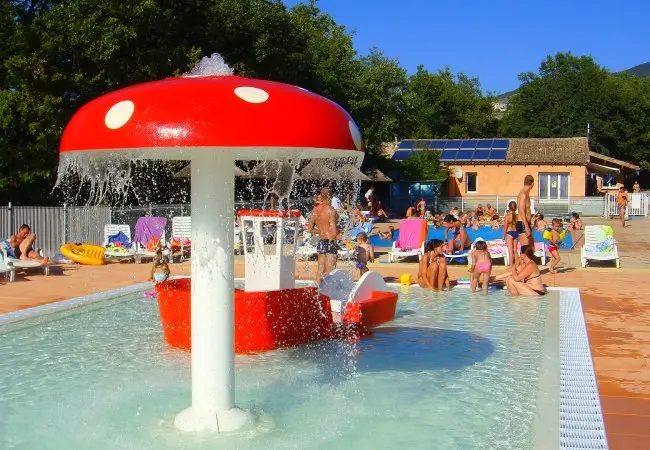 Un parc aquatique chauffé face aux Alpes