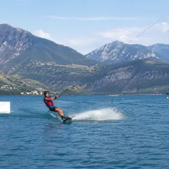 Un parc aquatique chauffé face aux Alpes