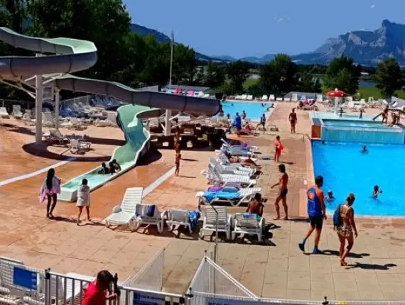 Un parc aquatique chauffé face aux Alpes