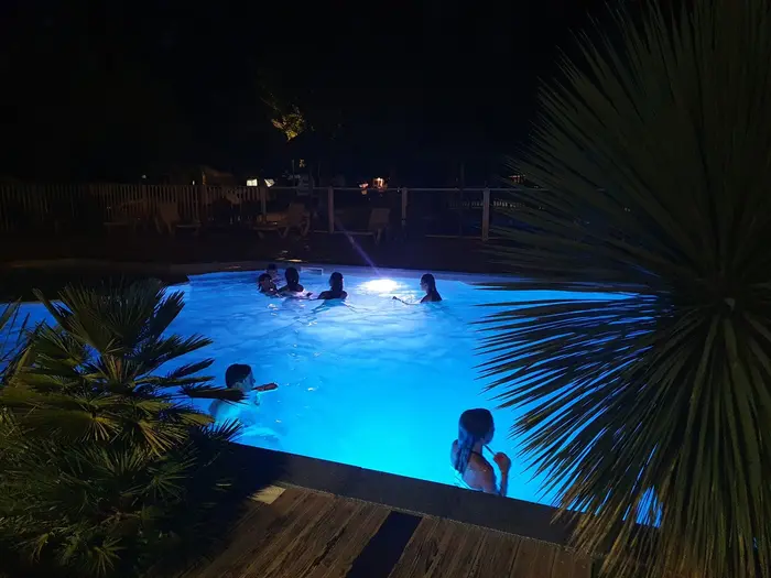 Piscine chauffée et rivière toute proche