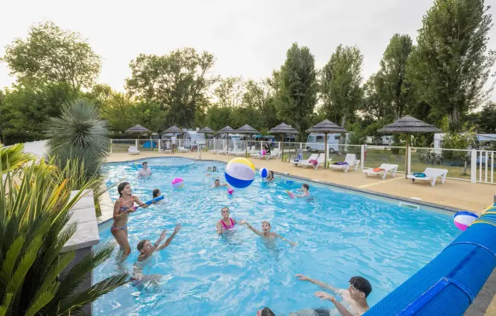 Piscine chauffée et rivière toute proche