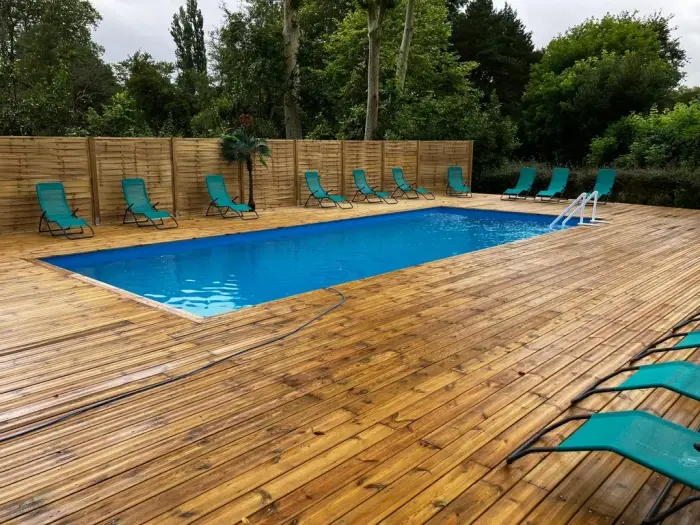 Une piscine et la rivière toute proche