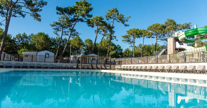 Grand parc aquatique et plaisirs de glisse