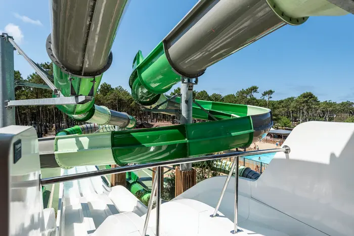 Grand parc aquatique et plaisirs de glisse