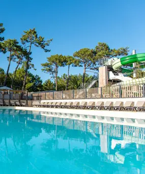Grand parc aquatique et plaisirs de glisse