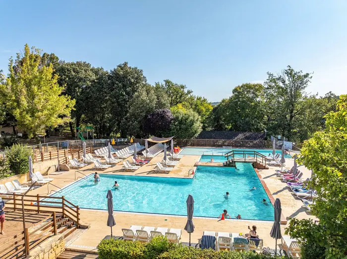 Un parc aquatique à vue panoramique