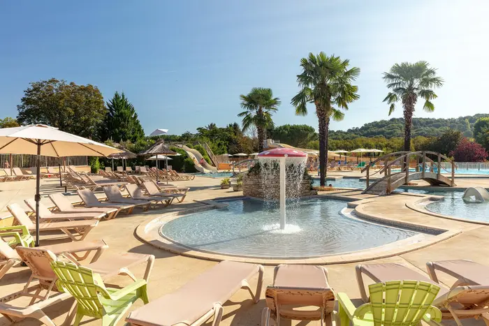 Un parc aquatique à vue panoramique