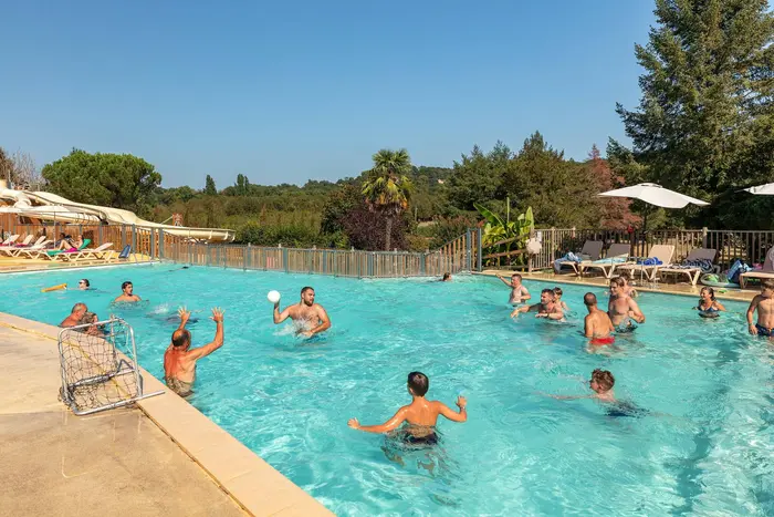 Un parc aquatique à vue panoramique