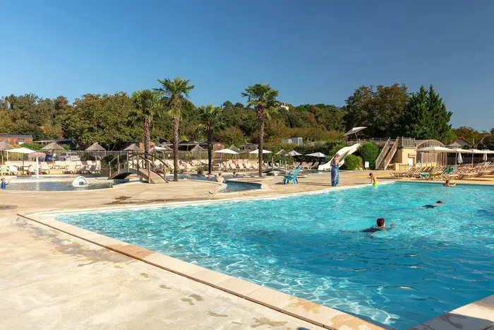 Un parc aquatique à vue panoramique