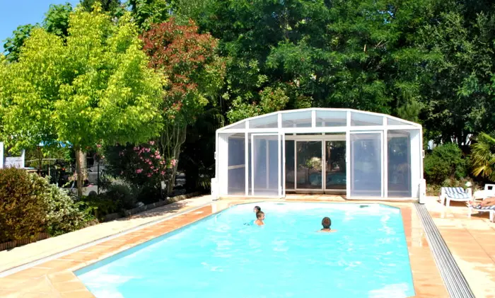 Une baignade couverte pendant l'été