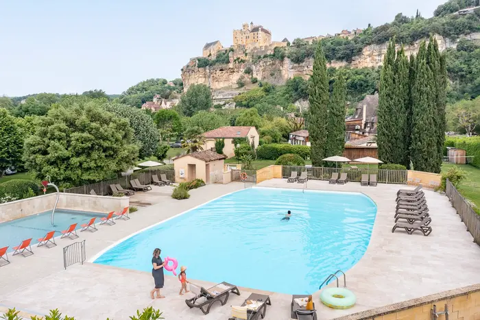 Une piscine chauffée au pied du château