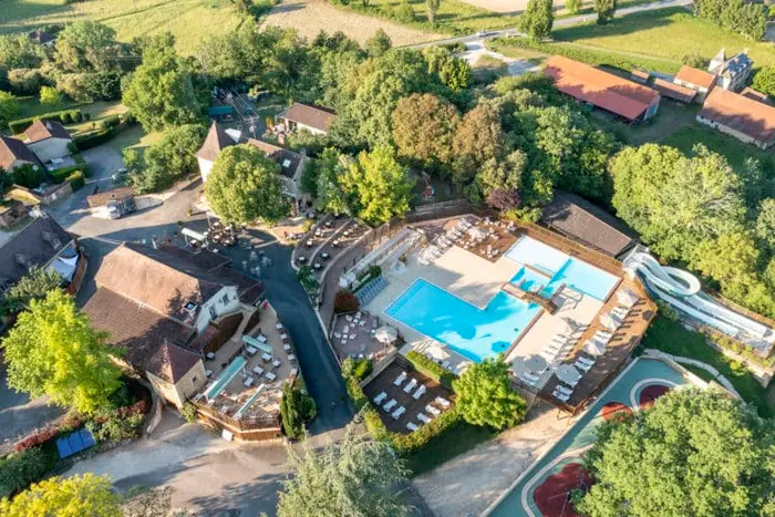 Une piscine chauffée au pied du château