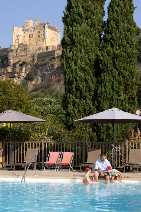 Une piscine chauffée au pied du château