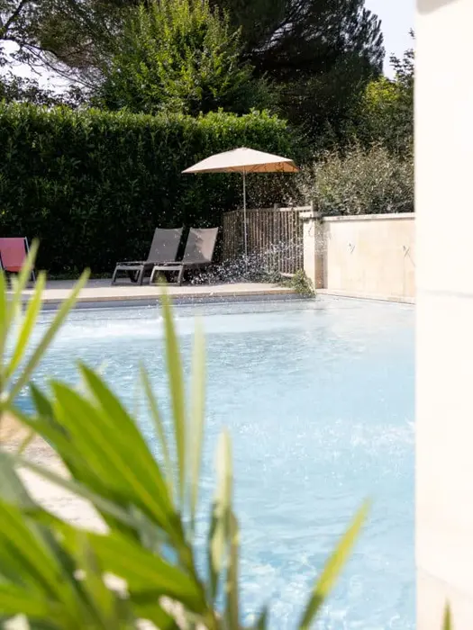 Une piscine chauffée au pied du château
