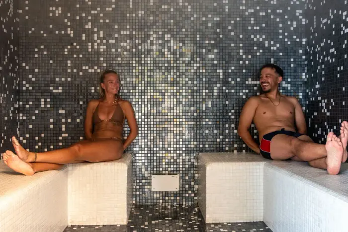 Un bassin chauffé avec lagon et pataugeoire