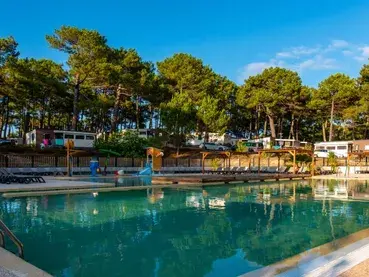 Baignade sur place et lac proche