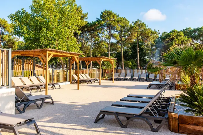 Baignade chauffée entre pins et océan