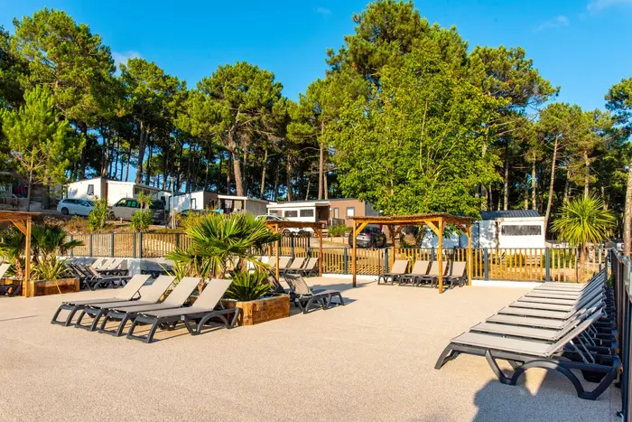 Baignade chauffée entre pins et océan