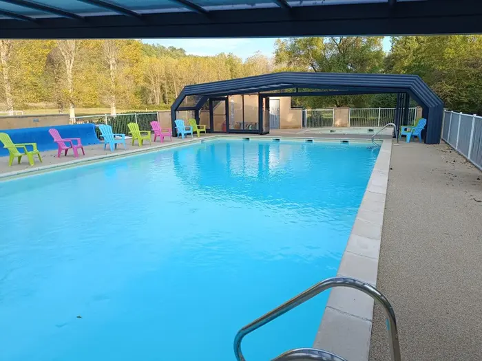 Baignade couverte et rivière à proximité