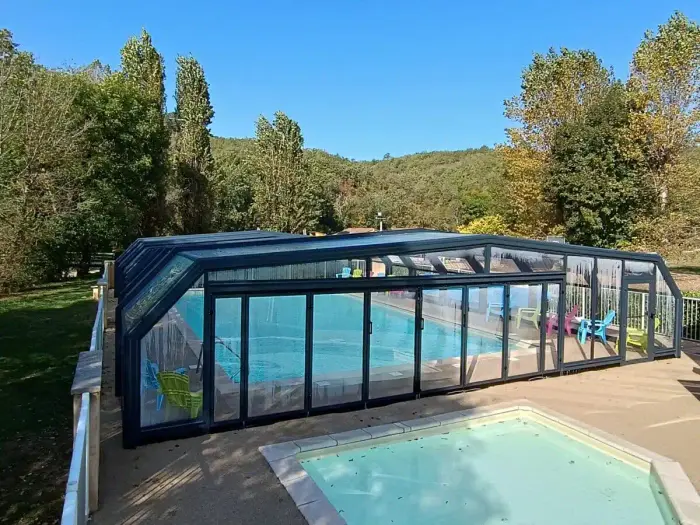 Baignade couverte et rivière à proximité
