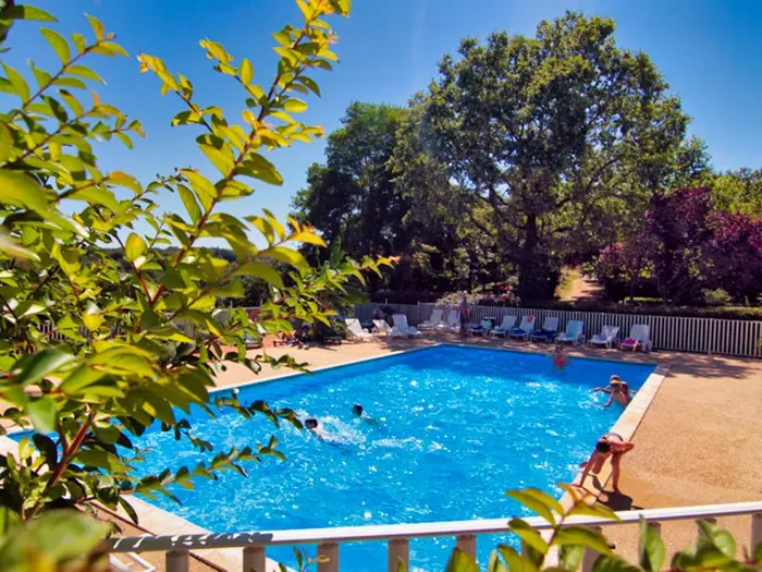 Piscine ensoleillée et pataugeoire attenante