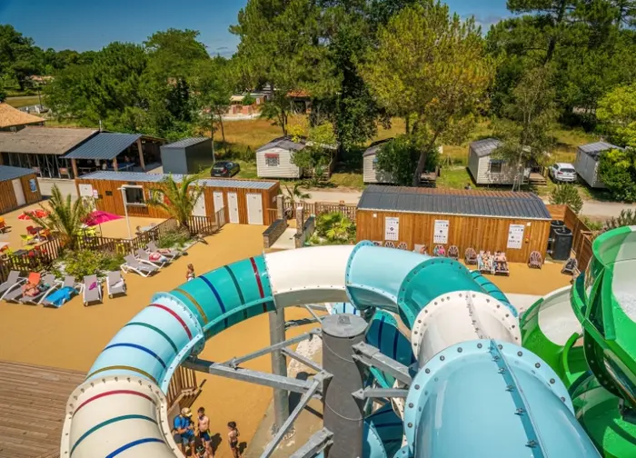 Baignade couverte et glissades en famille