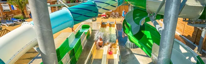 Baignade couverte et glissades en famille