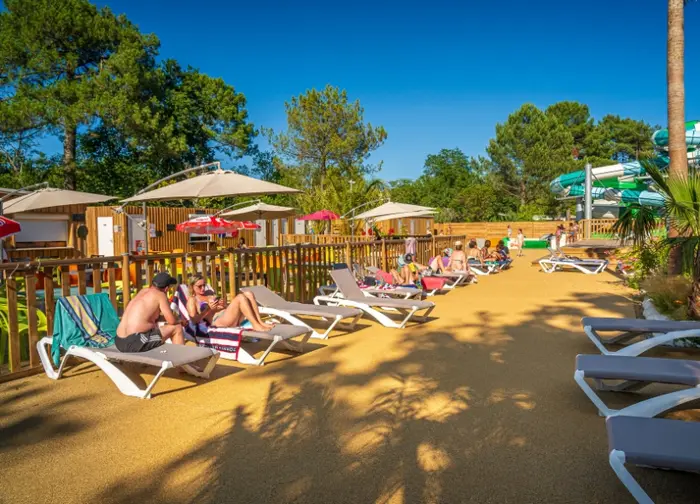 Baignade couverte et glissades en famille