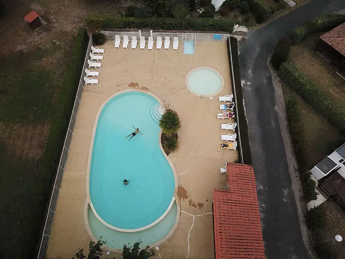 Piscine à débordement et lac attenant