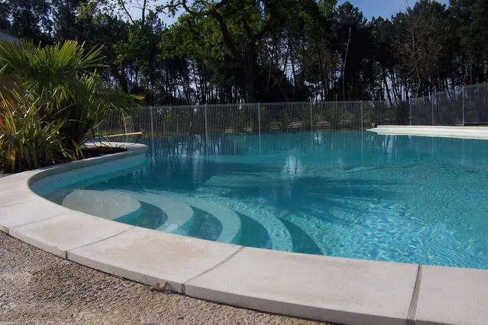 Piscine à débordement et lac attenant