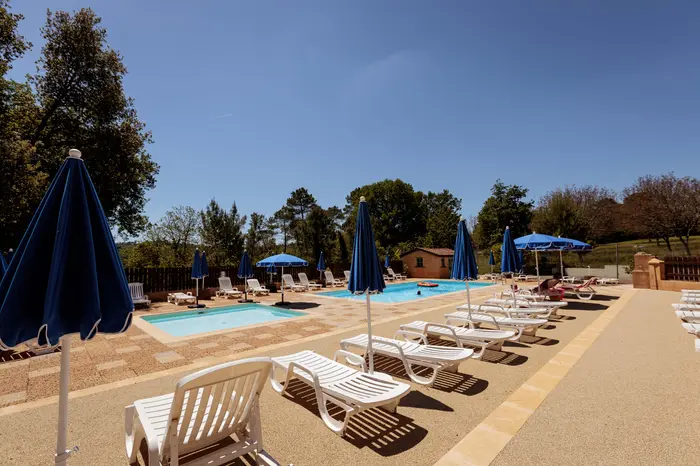 Piscine extérieure et pataugeoire sur place