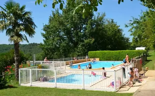 Deux bassins avec pataugeoire au calme