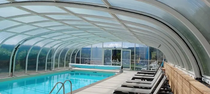 Une piscine couverte face à la vallée