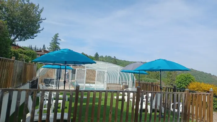 Une piscine couverte face à la vallée