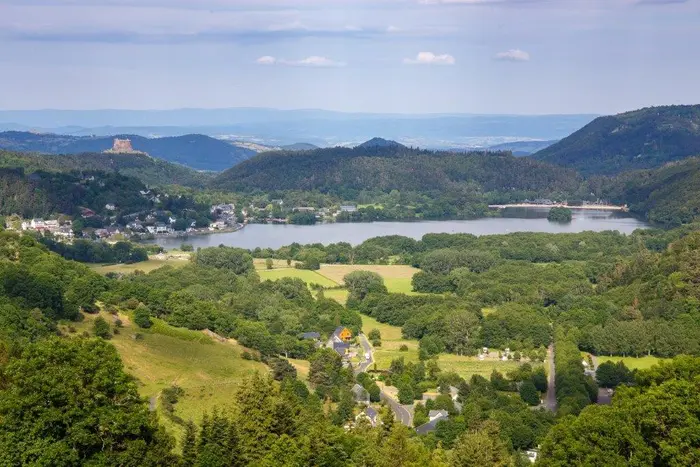 Une piscine couverte face à la vallée