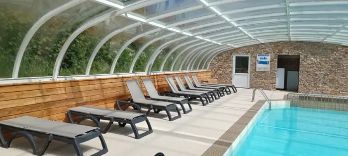 Une piscine couverte face à la vallée